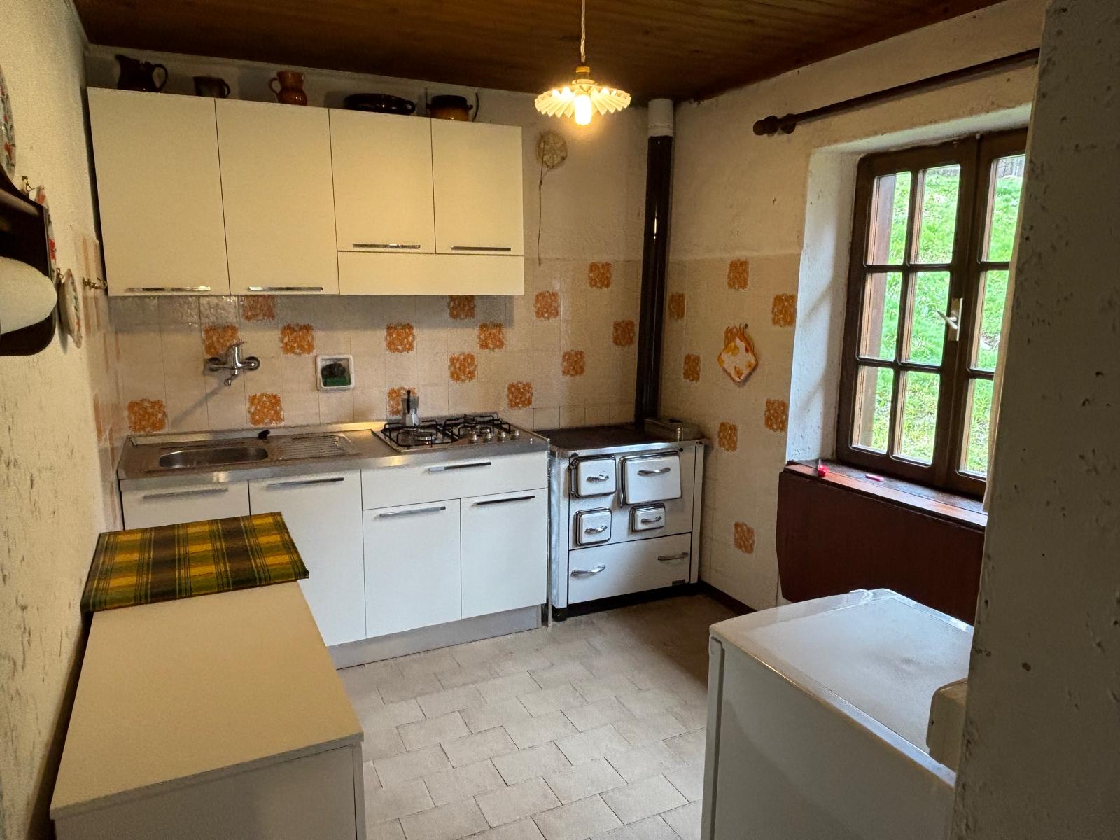 Cucina con stufa a legna